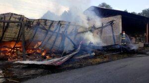 VIDEO/UPDATE: ÎN TIMPUL INCENDIULUI, ACOPERIŞUL S-A PRĂBUŞIT