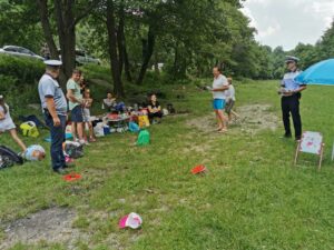 POLIŢIŞTII, LA DISCUŢII CU TURIŞTII CARE AU ÎNCINS GRĂTARE