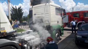 ARGEŞ: UN VEHICUL A LUAT FOC CHIAR ÎN FAŢA SEDIULUI DE POMPIERI