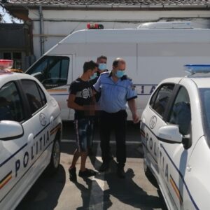 A FURAT O MAȘINĂ, I-A PUS PLĂCUȚE FALSE ȘI A PLECAT DIN PECO FĂRĂ SĂ ACHITE. INDIVIDUL A FOST ARESTAT