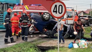 UPDATE/VIDEO: O MAȘINĂ CU 4 PERSOANE S-A RĂSTURNAT ÎN BASCOV. CAUZA ACCIDENTULUI