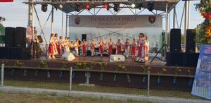 FESTIVALUL FOLCLORIC „HORA CA LA BÂRLA” NU S-A ȚINUT ANUL ACESTA, DAR LOCALNICII AU PETRECUT ACASĂ