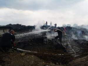VIDEO: POMPIERII ÎNCĂ SE MAI LUPTĂ SĂ OPREASCĂ FUMEGAȚIA DIN STRADA DEPOZITELOR