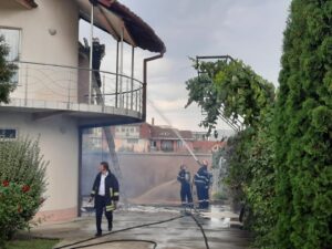 UPDATE/VIDEO: BĂRBATUL RĂNIT ÎN INCENDIUL DE LÂNGĂ PITEȘTI VA FI TRANSFERAT LA UN SPITAL DIN BUCUREȘTI