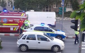 TRAVERSA PE „ZEBRĂ”, DAR ERA ROŞU PENTRU PIETONI