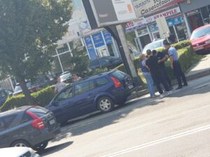 CONFLICT PE BULEVARDUL BRĂTIANU DIN PITEŞTI. O FEMEIE ŞI UN TAXIMETRIST S-AU CERTAT PENTRU UN LOC DE PARCARE