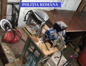 VIDEO: FABRICĂ ILEGALĂ DE TUTUN ŞI BĂUTURĂ DESCOPERITĂ ÎN ARGEŞ