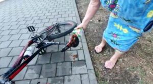VIDEO: CAZ REVOLTĂTOR ÎN CARTIERUL TEILOR. O FEMEIE AMENINŢĂ COPIII ȘI LE DISTRUGE BICICLETELE!
