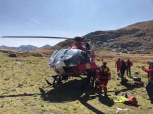 VIDEO: FEMEIE ACCIDENTATĂ ÎN MUNŢI, PRELUATĂ DE UN ELICOPTER SMURD