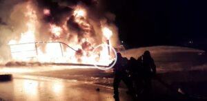 VIDEO: TIR MISTUIT DE FLĂCĂRI PE AUTOSTRADĂ