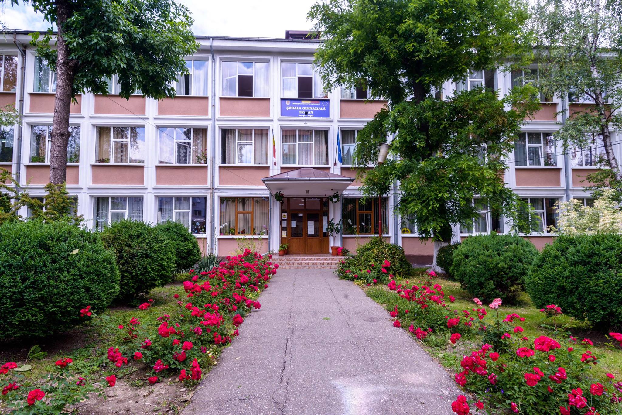 Școala Gimnazială „Traian” Pitești angajează!
