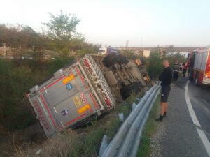 VIDEO/UPDATE: UN TIR PLIN CU PORCI S-A RĂSTURNAT LA IEŞIREA DIN PITEŞTI