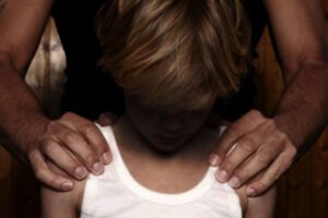 UN BĂRBAT DIN ARGEȘ ȘI-A VIOLAT FIICA TIMP DE CÂȚIVA ANI