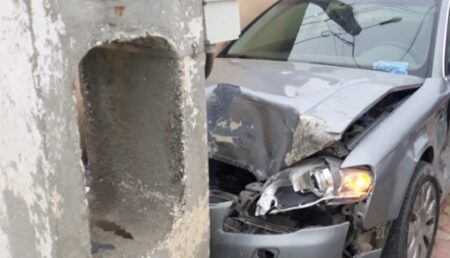 Accident periculos în Argeș! Impact puternic cu un stâlp de electricitate
