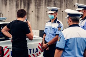 ÎNREGISTRAT DE RADAR CU MAI MULT DE DUBLUL VITEZEI LEGALE. ALȚI 16 ȘOFERI, LĂSAȚI FĂRĂ PERMIS