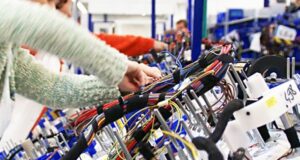 PREMIERUL, „INVITAT” DE ARGEŞENI ŞI ÎN FABRICILE DE CABLAJE: „SĂ VADĂ AICI CUM NU SE RESPECTĂ REGULILE!”