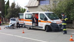 VIDEO: AMBULANŢĂ A SERVICIULUI JUDEŢEAN ARGEŞ, IMPLICATĂ ÎN ACCIDENT. ÎN AUTOSPECIALĂ SE AFLA UN PACIENT