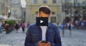 UN TÂNĂR ÎN BLUGI ŞI CĂMAŞĂ TE VA AMENDA DACĂ NU RESPECŢI MĂSURILE ANTI-COVID