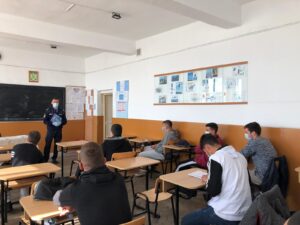 ELEVI ÎNVĂȚAȚI DE JANDARMI CUM SĂ PREVINĂ SITUAȚIILE DE RISC