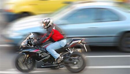 Bărbat din Mioveni, conducea o motocicletă de viteză cu permis auto categoria B