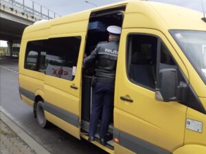 Pitești. Maxi-taxi burdușit cu pasageri tras pe dreapta de polițiști!
