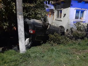 „CASCADORIE” CU MAŞINA LA BRADU. UN ŞOFER BEAT A PLONJAT ÎN CURTEA UNUI LOCALNIC