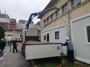 CONTAINERE PENTRU TRIAJ, INSTALATE LÂNGĂ DOUĂ SPITALE DIN ARGEŞ