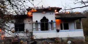 VIDEO/ACUM: ARDE O CASĂ LA CĂLINEŞTI