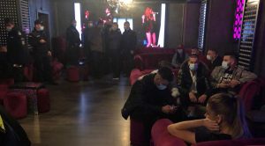 DOUĂ PETRECERI DE BOTEZ ÎNTRERUPTE UNA DUPĂ ALTA. JANDARMII AU SCRIS LA PROCESE VERBALE DE-I DOR DEGETELE
