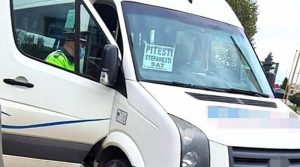 MICROBUZELE ŞCOLARE, LUATE LA PURICAT DE POLIŢIŞTI