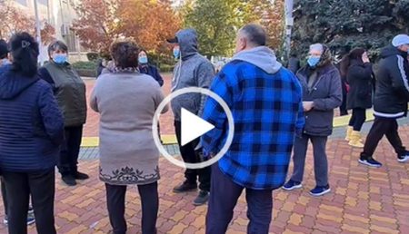 VIDEO: PROTEST FAȚĂ DE ÎNCHIDEREA PIEȚELOR. DISCUŢII APRINSE CU JANDARMII