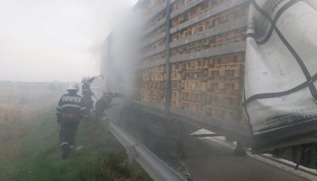 UN TIR ÎNCĂRCAT CU PALEȚI A LUAT FOC PE A1