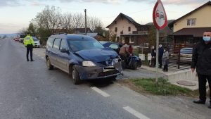 VIDEO: ACCIDENT ÎN ARGEŞ. LOVIT LA CAP, ŞOFERUL ÎNCEARCĂ SĂ EXPLICE CUM S-A ÎNTÂMPLAT