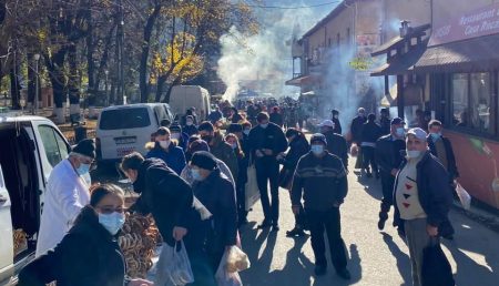 PUHOI DE LUME ÎNTR-O PIAŢĂ DIN ARGEŞ