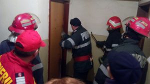 STRIGĂTE DE AJUTOR DINTR-UN APARTAMENT DIN PITEȘTI. CE S-A ÎNTÂMPLAT CÂND POMPIERII AU AJUNS LA UȘĂ