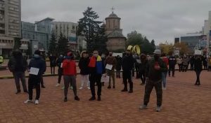 PROTESTATARII DIN PIAȚA MILEA: RISCUL INFECTĂRII E MAI MARE ÎN SUPERMARKETURI SAU AUTOBUZE, DECÂT ÎN HORECA SAU LA JOCURILE DE NOROC