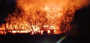 VIDEO/UPDATE: ZECI DE ANIMALE AU MURIT ÎN FLĂCĂRI. POMPIERII ÎNCĂ SE MAI LUPTĂ CU FOCUL