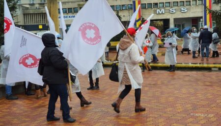 Zeci de cadre medicale protestează în faţa Prefecturii Argeş