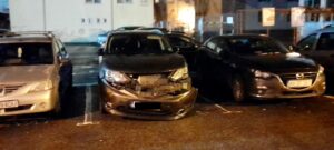VIDEO/PITEŞTI: MAŞINI LOVITE ÎN PARCARE DE UN ŞOFER BEAT
