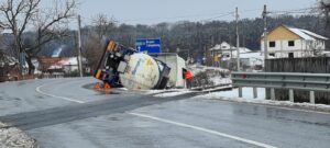 Video: O cisternă cu lapte s-a răsturnat pe DN 73