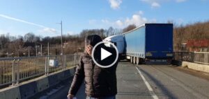 Accident pe pod. Coliziune între un autoturism şi un TIR