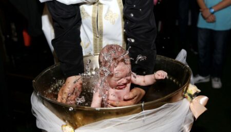 Șocant! Copil de 8 luni stropit cu acid diluat cu apă la botez!