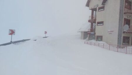 Video: Zăpadă de 80 de centimetri înălțime pe Transfăgărășan