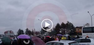 VIDEO: Sute de oameni aşteaptă în ploaie la examenul pentru permis auto
