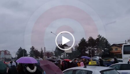 VIDEO: Sute de oameni aşteaptă în ploaie la examenul pentru permis auto