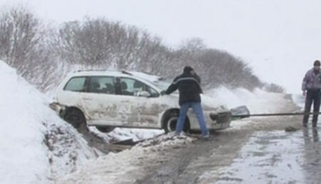 Atenție la porțiunile de drum cu polei sau gheață! Ce recomandă polițiștii argeșeni