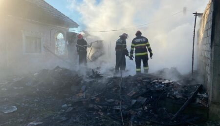 Incendiul violent le-a distrus casa