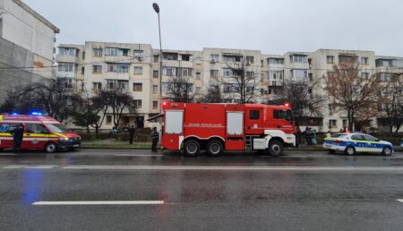 UPDATE/VIDEO: ZECI DE PERSOANE AU FOST EVACUATE DUPĂ CE SCARA UNUI BLOC A FOST INUNDATĂ DE FUM