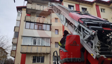 Blocată pe balcon, o mămică din Topoloveni a pus valoarea uşii înaintea siguranţei copilului