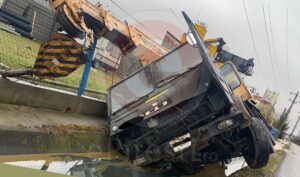 Un şofer beat a răsturnat macaraua pe strada Serelor